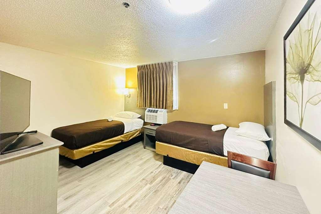 Suburban Studios Abercorn Savannah Room photo