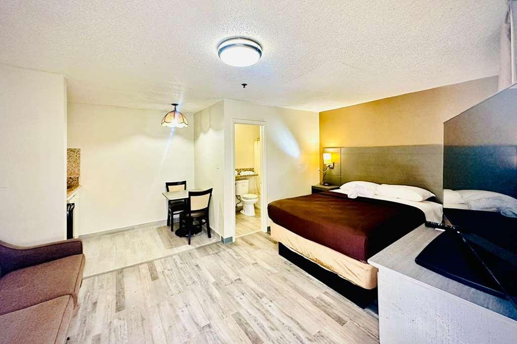 Suburban Studios Abercorn Savannah Room photo