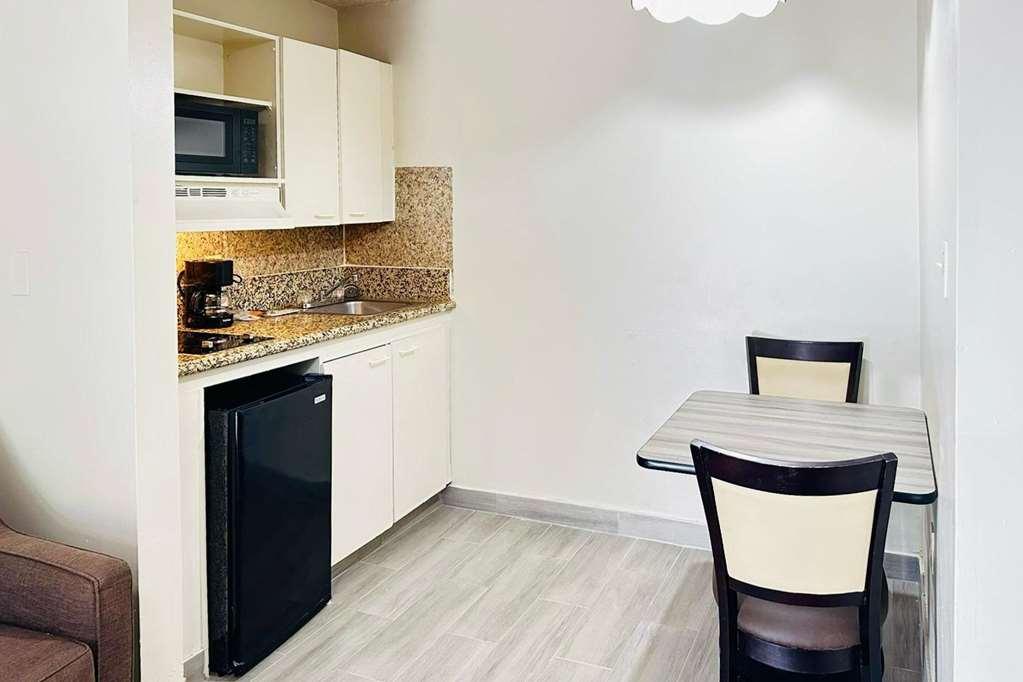 Suburban Studios Abercorn Savannah Room photo