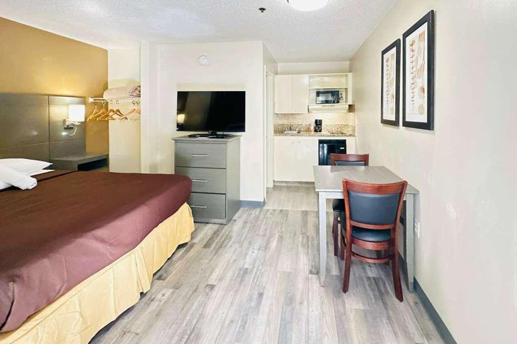Suburban Studios Abercorn Savannah Room photo